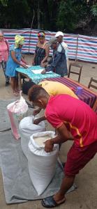 2 jeunes karma yogis distribuent le riz